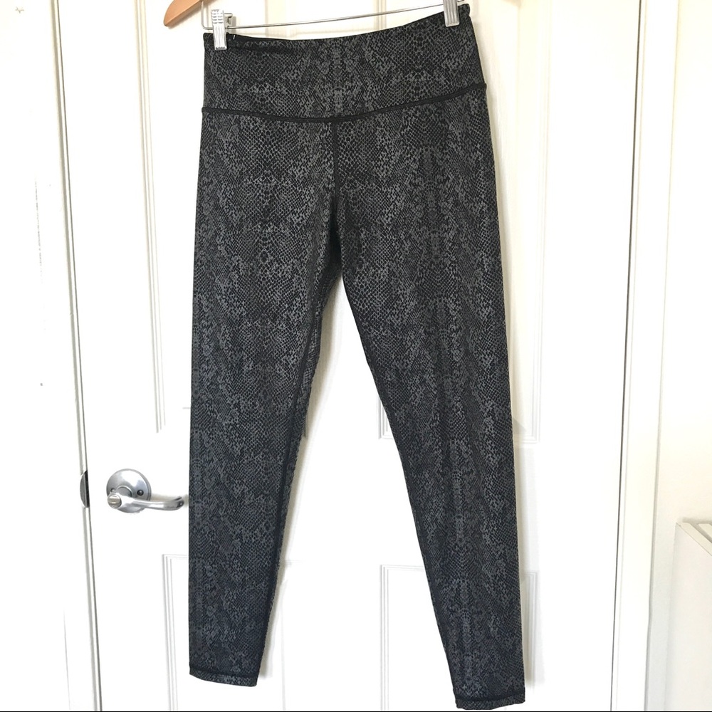Victoria Sport Knockout Snakeskin Print Leggings